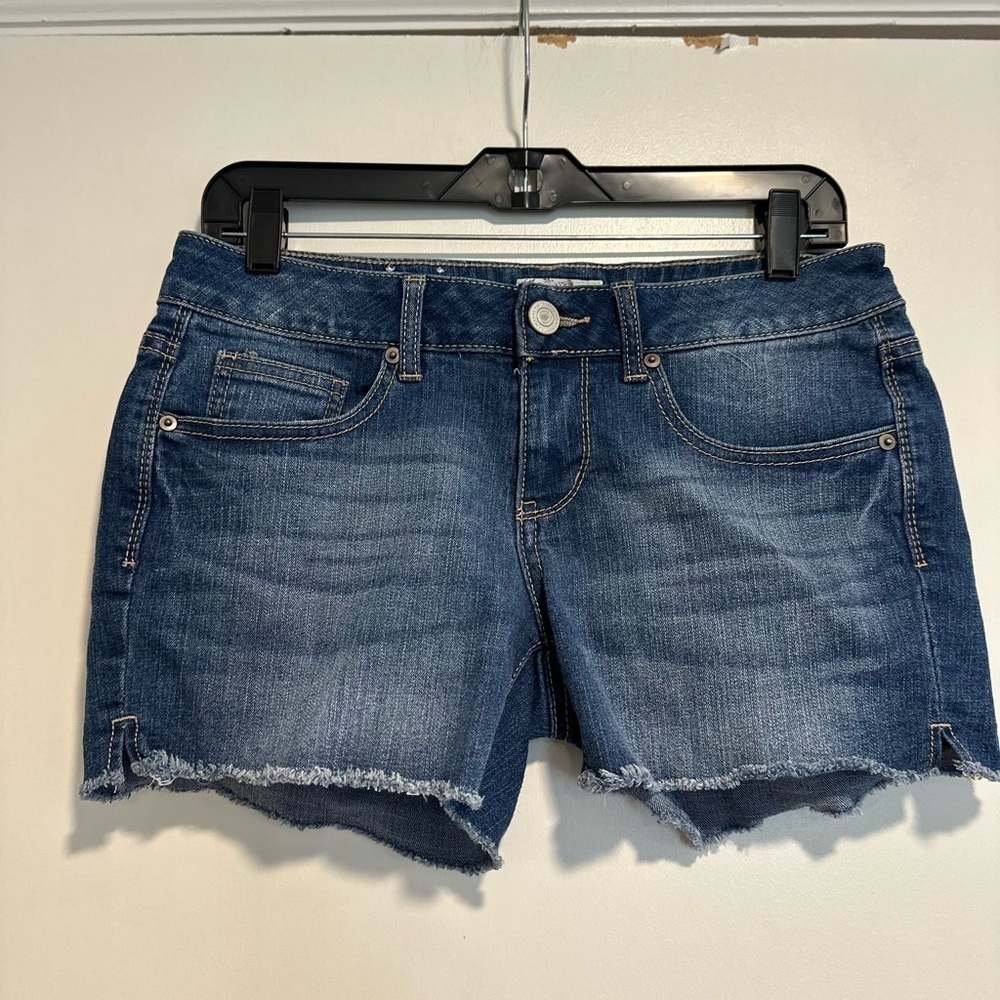 SO Shortie Denim Shorts Sz: 9 Cutoff Raw Hem. 5 Pocket. Stretch. Dark Wash.